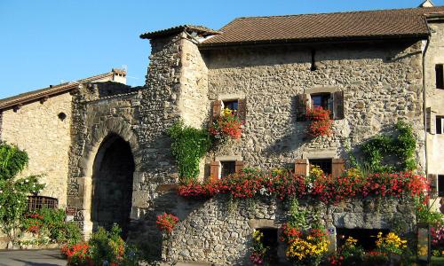 Không gian đẹp đầy hoa của làng cổ 700 tuổi nổi tiếng nhất nước Pháp